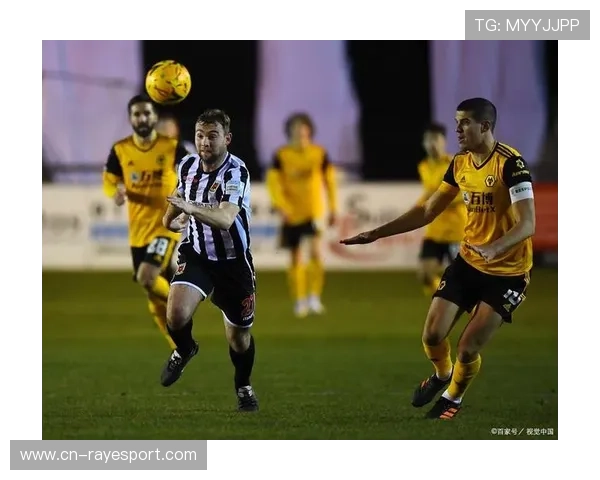 狼队球迷庆祝首胜，主场气氛热烈如节日