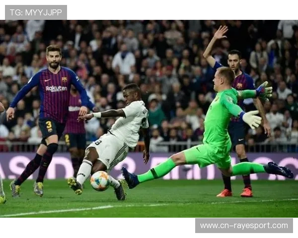 维尼修斯进球庆祝遭嘘,本菲卡球迷扔掷物品干扰比赛